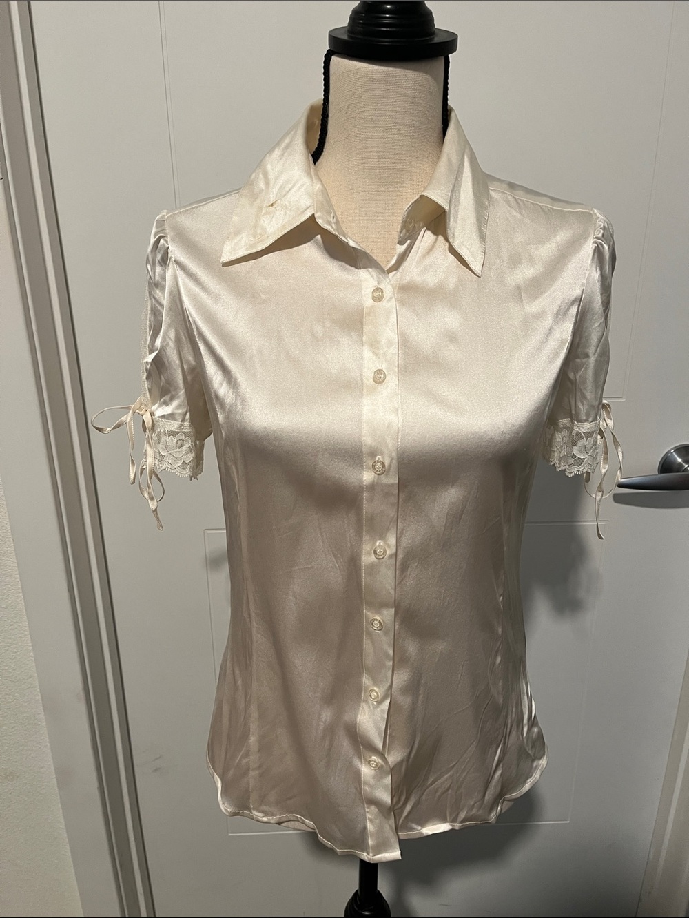 Bebe Y2K Off White Silk Blend Button Closure Lace Detailing Shirt 2000’s